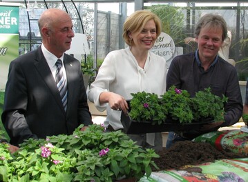 Bundesministerin fr Ernhrung und Landwirtschaft, Julia Klckner pflanzte die rheinland-pflzische Balkonpflanze des Jahres. Untersttzt wurde sie dabei vom Prsidenten des Landesverbands Gartenbau Rheinland-Pfalz, Volker Schmitt, und Karl Rehner.