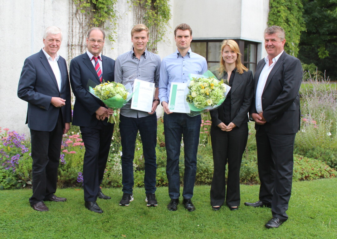 Übergabe der Stipendiatsurkunden (v.l.): Dr. Karl-Heinz Kerstjens, Schulleiter Gartenbauzentrum Essen, Wolfgang Schubert, Bereichsleiter Human Resources bei Landgard, die neuen Stipendiaten Stephan Schwarz und Marcell Czech, Vanessa Kliesow, zuständig für Personalentwicklung, und Bert Schmitz, Aufsichtsratsvorsitzender der Landgard eG