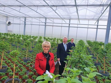 NRW-Wirtschaftsminister Andreas Pinkwart (Mitte) im Gesprch mit Gartenbauunternehmer Frank Werner (re.) und Eva Khler-Theuerkauf, Prsidentin Landesverband Gartenbau NRW. 