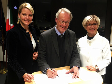 Unterzeichnung der Landesvereinigung der Grnen Verbnde NRW - Die grtnerischen Fachbetriebe in Dsseldorf mit Prsidentin Eva Khler-Theuerkauf (rechts), Prsident H. Christian Leonhards und Landwirtschaftsministerin Christina Schulze Fcking.