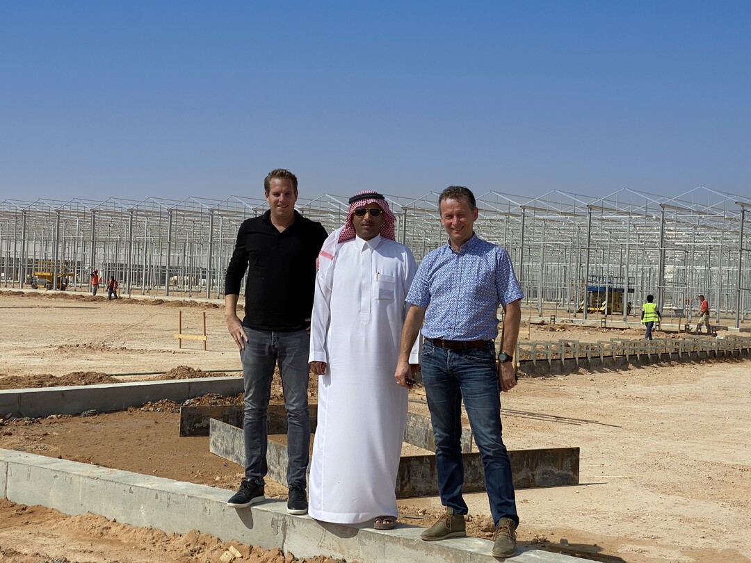 Von links: Dylan Schalke, Inhaber von Debets Schalke,
Mr. Faisal Al Batal, Inhaber von Dava, Wim van Weele, Export Manager von Debets Schalke. 
