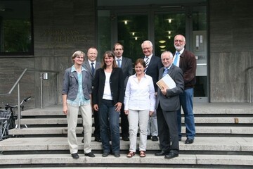 Der Projektrat (v.l.n.r.): Dr. Gabriele Leinhos (ZVG/DLR), Dr. Hans Joachim Brinkjans (ZVG), Dr. Maria Hamacher (ZVG/LWK NRW), Dr. Hans-Dieter Stallknecht (DBV), Dr. Ingeborg Koch (DLR), Prof. Dr. Bernd Bhmer (LWK NRW), Dr. Siegfried Scholz (ZVG), Prof. Dr. Karl Schockert (DLR). Es fehlen: Prof. Dr. Martin Hommes (JKI), Dr. Anna-Sophia Gutschalk (JKI).