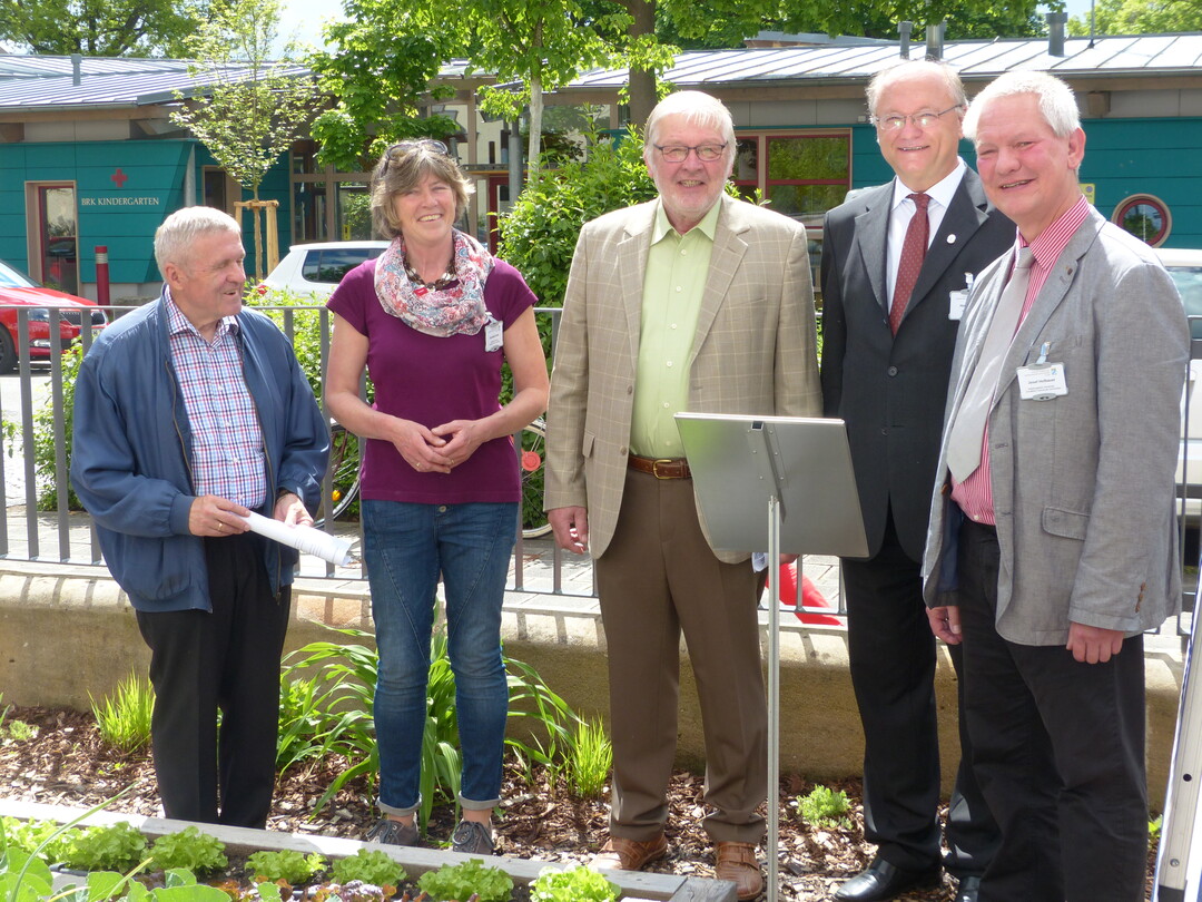 Projekt Urban Gardening: Projektbetreuerin für Urban Gardening am AELF, Gundula Holm (2. v. l.), stellte Behördenleiter Horst Krehn und Abteilungsleiter Gartenbau Josef Hofbauer (2. u. 1. v. r.) sowie den ehemaligen Präsidenten der Bayerischen Landesanstalt für Weinbau und Gartenbau (LWG) Veitshöchheim Peter Most und Anton Magerl (1. u. 3. v. l.) die neu angelegte Urban Gardening-Demonstrationsfläche vor dem Amt vor.