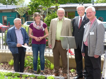 Projekt Urban Gardening: Projektbetreuerin fr Urban Gardening am AELF, Gundula Holm (2. v. l.), stellte Behrdenleiter Horst Krehn und Abteilungsleiter Gartenbau Josef Hofbauer (2. u. 1. v. r.) sowie den ehemaligen Prsidenten der Bayerischen Landesanstalt fr Weinbau und Gartenbau (LWG) Veitshchheim Peter Most und Anton Magerl (1. u. 3. v. l.) die neu angelegte Urban Gardening-Demonstrationsflche vor dem Amt vor.