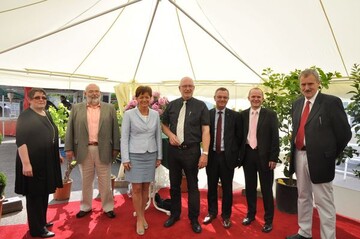 (v.l. Beatrice Fischer Duttin, Vorstandsmitglied Blumen- und Zierpflan-zengromarkt Rhein-Main (BZG), Karl Seidel, Vorstandsmitglied Blumen- und Zierpflanzengromarkt Rhein-Main (BZG), Hessische Staatsministerin Lucia Puttrich, Reiner Wilk, ge-schftsfhrendes Vorstandsmitglied Blumen- und Zierpflanzengromarkt Rhein-Main (BZG), Jrgen Mertz, Prsident Zentralverband Gartenbau (ZVG), Hans-Georg Paulus, Geschftsfhrer Hessischer Grtnereiverband (HGV), Wolfgang Wollrab, Vorstandssprecher Blumen- und Zierpflanzengromarkt Rhein-Main (BZG). 