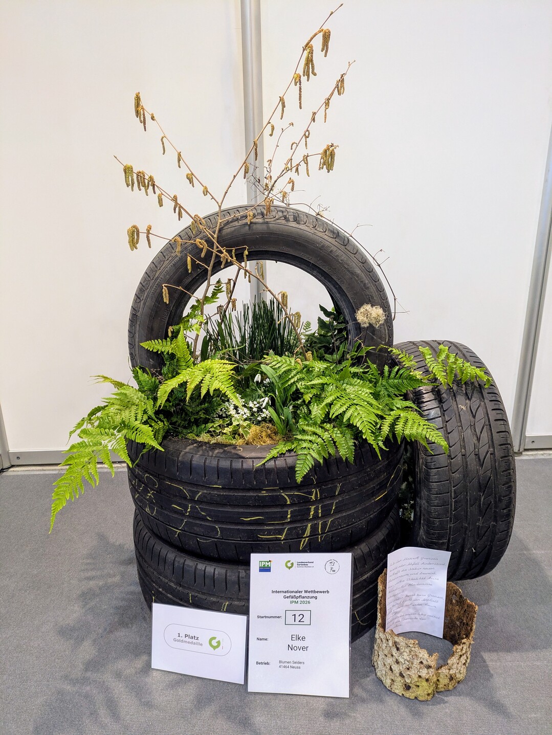 Creative upcycling: Elke Nover (Blumen Selders) secured first place with her container planting arranged in car tires.
