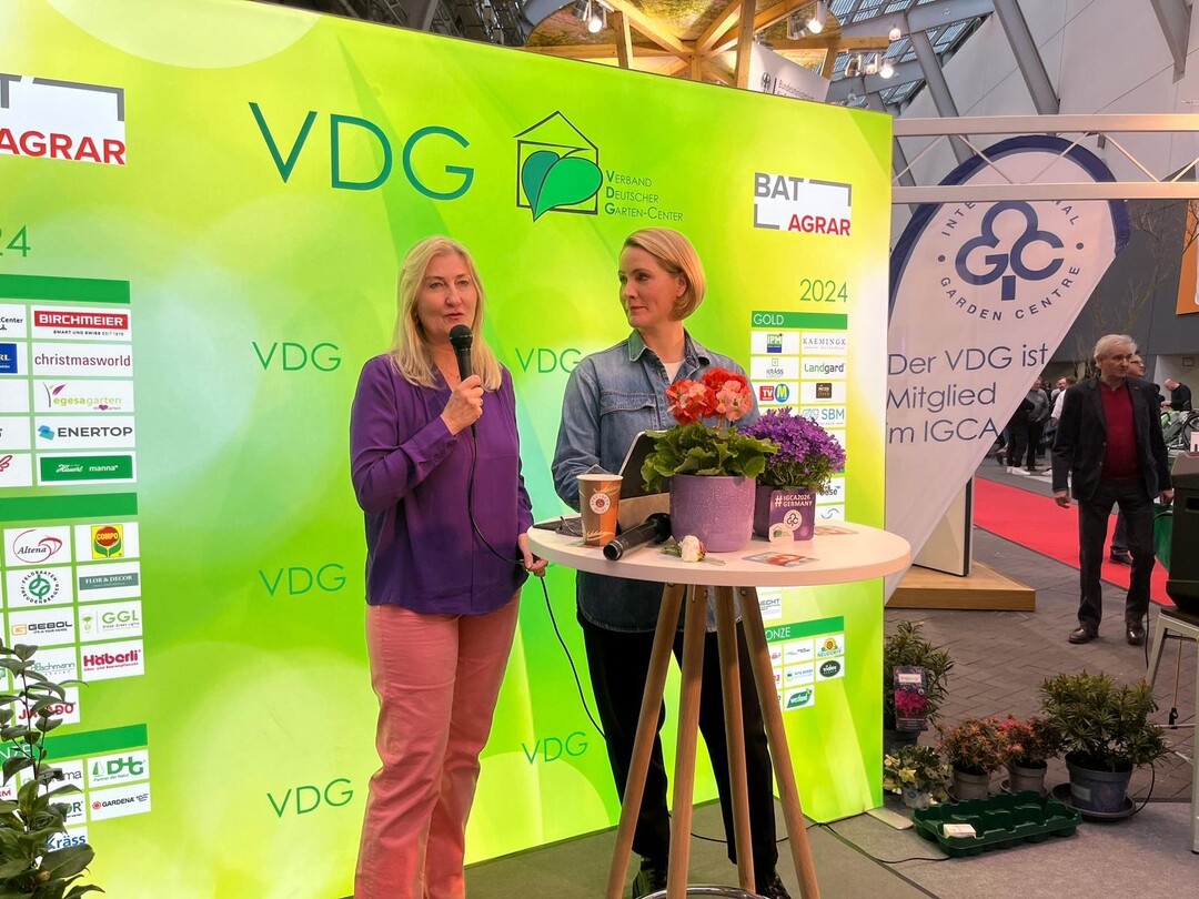 "Judith Rakers and gardens - how do they go together?" After the TV presenter spoke about her passion for growing her own vegetables at the VDG winter conference, she answered Martina Mensing-Meckelburg"s questions at the VDG stand today. Judith Rakers would like to work together with specialist retailers with her gardening ranges.