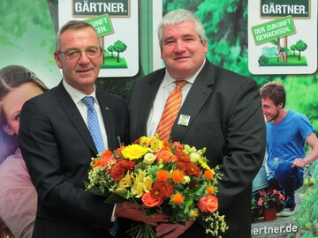 Dem ZVG-Ausschuss Bildungspolitik und Berufsbildung sitzt weiterhin Ralf Kretschmer aus Kiel (rechts) vor. ZVG-Prsident Jrgen Mertz gratulierte zur Wiederwahl.
