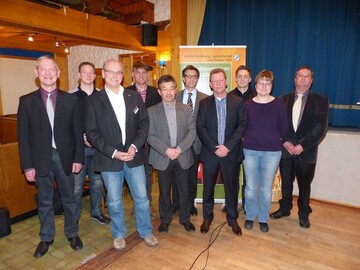 (v. l.): Josef Hofbauer (Leiter des Gartenbauzentrums Bayern Mitte), Andreas Pfann (Vorsitzender des Erzeugerringes fr Blumen und Zierpflanzen Mittelfranken e. V.), Erich Krau (Senertec Center Mainburg GmbH), Bernhard Klein (Grtnerei Klein, Appenfelden), Dr. Georg Ohmayer (Hochschule Weihenstephan-Triesdorf), Johannes Heinze (N-ERGIE Effizienz GmbH), Ulrich Reif (PV Products GmbH), Marc Hornschuh (Firma Greenware), Corina Ringel (Technikberaterin am Gartenbauzentrum Bayern Mitte), Hen van Gaalen (Gakon Gewchshausbau).