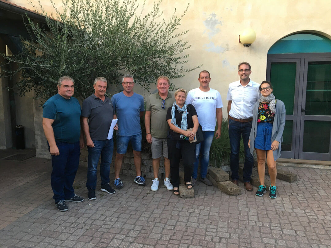Der neugewählte Regionalbeirat Italien. v.l.: Alessio Chiusi, Jochen Mewes (Vorsitzender), Sergio Borgna, Paolo Damonte, Lolita Damiano, Alessandro Veronesi, Giada Delfino. Mit im Bild: Uli Heufs (Erzeugermanagement, 2. v.r)