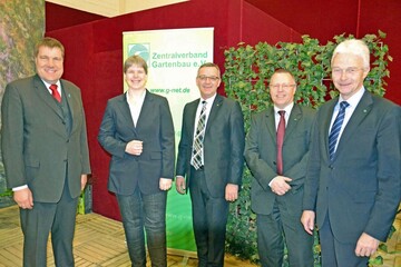 (v.l.n.r.) ZVG-Vizeprsident Andreas Lohff; Britta Reimers, Mitglied des Europischen Parlaments; ZVG-Prsident Jrgen Mertz; ZVG-Umweltreferent Dr. Hans Joachim Brinkjans; ZVG-Vizeprsident Hartmut Weimann.