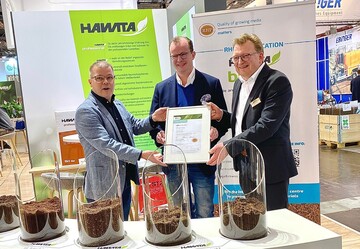 Freuen sich ber die Zertifizierung von Substratrohstoff-Torf (v. links): Richard Bremmer, technischer Berater RHP, Simon Tabeling, CEO von Hawita und David Thoelen, Programmmanager Growing Media fr GroupDC.
