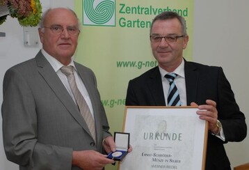 ZVG-Prsident Jrgen Mertz berreichte Werner Riedel feierlich die Ernst-Schrder-Mnze in Silber. 