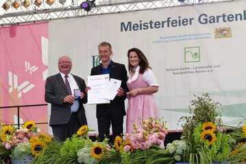 Jonas Engelhardt (Mitte) aus Frth bekommt als bester Absolvent 2018bim Gemsebau neben seinem Meisterbrief den Meisterpreis der Bayerischen Staatsregierung berreicht. Mit ihm freuen sich Roland Albert (Prsident des Bayerischen Grtnerei-Verbandes) und die bayerische Landwirtschaftsministerin Michaela Kaniber.