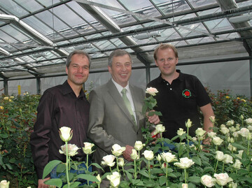 Von links: Vorsitzender des schleswig-holsteinischen Landesverbandes der Floristen
(FDF) Kai Jentsch; Claus Heller, Prsident der Landwirtschaftskammer Schleswig-Holstein;
und fr den Landesverband Schleswig-Holstein im Bund deutscher Baumschulen, John Vincent Kordes von der W. Kordes Shne Rosenschulen GmbH & Co KG 