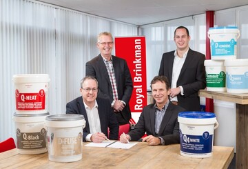 V.L.n.R. Michel van Zijverden, Henry Janssen, Ton van Mil und Ramon Verdel formalisieren die Zusammenarbeit zwischen Hermadix und Royal Brinkman