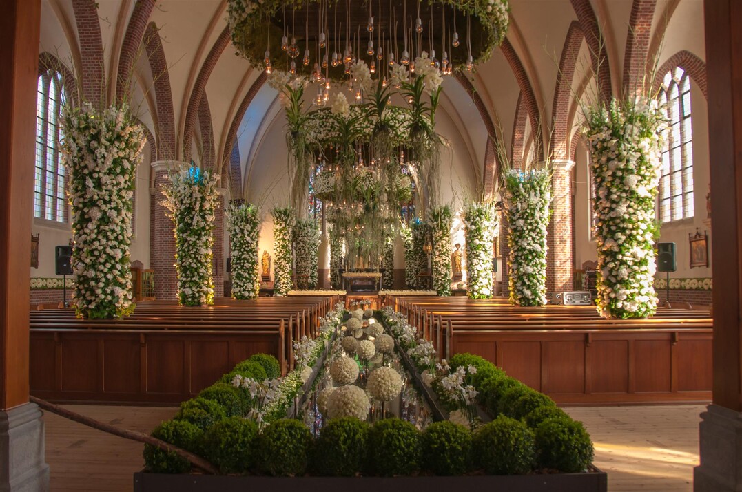 Die Kirche wird mit einer Dekoration aus rund 30.000 Rosen geschmückt.