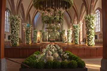 Die Kirche wird mit einer Dekoration aus rund 30.000 Rosen geschmckt.