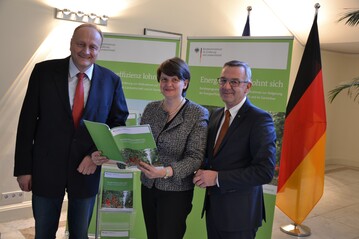 Staatssekretrin Dr. Maria Flachsbarth (Mitte) berreicht ZVG-Prsident Jrgen Mertz (re.) und dem Prsidenten des Deutschen Bauernverbandes Joachim Rukwied (li.) die Richtlinien des Bundesprogrammes zur Frderung von Manahmen zur Steigerung der Energieeffizienz in der Landwirtschaft und im Gartenbau.