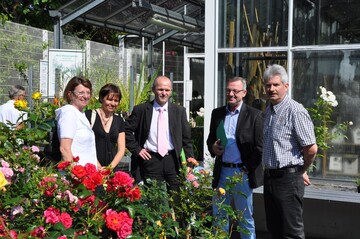Beim einstndigen Rundgang durch das Gartencenter Blumenhof Rosenberger konnten viele Anliegen des Gartenbaus der Politik anschaulich erlutert werden: MdB Priska Hinz (von links), Sibylle Fenske, Verbandsdirektor Hans-Georg Paulus, Prsident Jrgen Mertz und Gnther Rosenberger. Foto