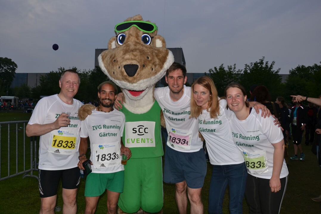 Mit großem Engagement und viel Spaß bei der Sache liefen die Running Gärtner für den gärtnerischen Nachwuchs. Von links: Dr. Hans Joachim Brinkjans (stellv. Generalsekretär des ZVG), Sascha Rodekurth (Junggärtner), Nicolas Haustedt (Pressereferent des ZVG), Julia Stark (Europareferentin des ZVG) und Isabell Bersch (Projektkoordinatorin für Nachwuchswerbung beim ZVG).