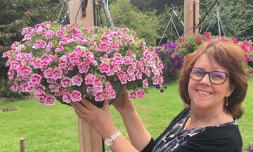Die gebrtige Britin und Fleuroselect Generalsekretrin Sally van der Horst mit der FleuroStar-Gewinnerin "PinkTasti"c im Wisley-Garten der RHS.