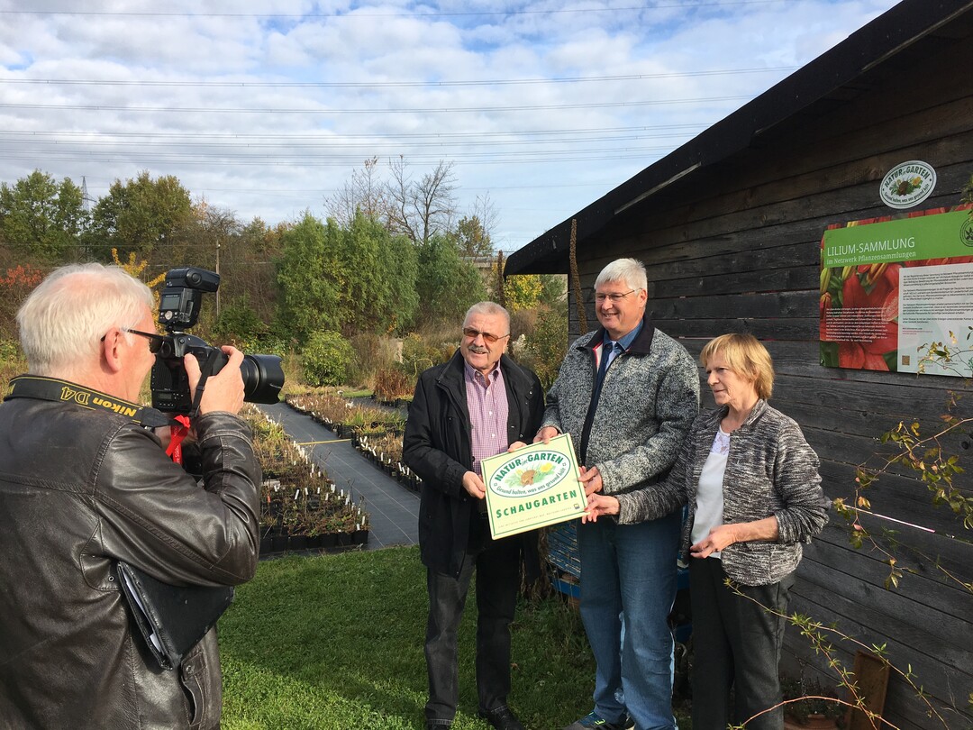 Die Lilienarche in Erlangen wird mit der „Natur im Garten“ Schaugarten-Plakette ausgezeichnet. (v.l.n.r.) Siegmund Schauer, Präsident Verband Wohneigentum Landesverband Bayern, Stefan Strasser, Lilienarche Erlangen, und Landschaftsarchitektin Dorle Engels