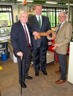 Erich Gölles (rechts) und Helmut König nahmen im Werk Herrsching eine symbolische Schlüsselübergabe an ihren Nachfolger Thomas Hain (Mitte) vor.