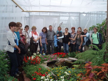 Der Arbeitskreis fr Unternehmerinnen und Mitarbeiterinnen im Zierpflanzenbau in Mittelfranken und der Oberpfalz bewundert die Schmetterlinge im Schmetterlingsgewchshaus der Grtnerei Blumen Schwarz in Schwabach: Gundula Holm, Leiterin des Arbeitskreises (links), Annette und Heino Schwarz, Betriebsinhaber von Blumen Schwarz (6. und 7. von links).