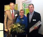 Johannes Schniggendiller (rechts) - hier mit seiner Frau Elisabeth - wird mit der Silbernen Ehrennadel des Landesverbandes Gartenbau Westfalen-Lippe e.V. ausgezeichnet.