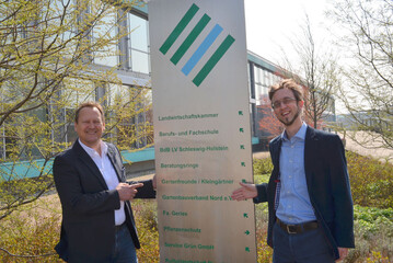 Jan-Peter Beese (re.), Abteilungslei-ter Gartenbau der Landwirtschaftskammer Schleswig-Holstein, begrt Verbandsgeschftsfhrer Dr. Frank Schoppa (li.), BdB-Landesverband S-H und den Garten-bauverband Nord (Auenstelle), als neuen Akteur im Gartenbauzentrum Ellerhoop-Thiensen