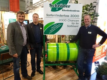 Schrder Rhododendron mit rustikalem IPM-Messestand und Sortenfinderfass 2000