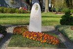 <strong>Aussteller:</strong> Blumen Burmester, Burg
<br/><strong>Grabart:</strong> Urnengrab
<br/><strong>Rahmenbepflanzung:</strong> Pieris japonica "Forest Flame"
<br/><strong>Bodendecker:</strong> Cotoneaster dammeri "Frieder’s Evergreen"
<br/><strong>Wechselbeet Frühling:</strong> Stiefmütterchen, kleinblumig
<br/><strong>Bewertung:</strong> Gold