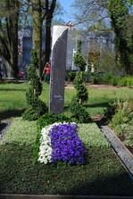 <strong>Aussteller:</strong> Hinze, Inhaber Stefan Kaben, Lübeck
<br/><strong>Grabart:</strong> Einstelliges Wahlgrab
<br/><strong>Rahmenbepflanzung:</strong> Buxus sempervirens, Chamaecyparis obtusa "Nana Gracilis"
<br/><strong>Bodendecker:</strong> Euonymus fortunei "Emerald Gaiety", Cotoneaster dammeri "Frieder"s Evergreen"
<br/><strong>Wechselbeet Frühling:</strong> Stiefmütterchen, kleinblumig
<br/><strong>Bewertung:</strong> Silber