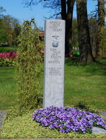 <strong>Aussteller:</strong> Noltemeyer, Friedhofsgärtnerei Achim Baden, Langwedel-Völkersen
<br/><strong>Grabart: </strong>Urnengrab
<br/><strong>Rahmenbepflanzung: </strong>Caragana arborescens "Walker", Ophiopogon planiscapus "Nigrescens"
<br/><strong>Bodendecker:</strong> Euonymus japonicus "Microphylla Gold", Arabis ferdinandii-coburgii "Variegata"
<br/><strong>Wechselbeet Frühling:</strong> Stiefmütterchen, kleinblumig
<br/><strong>Bewertung:</strong> Silber