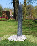 <strong>Aussteller:</strong> Friedhofsgärtnerei Dänhardt, Triwalk
<br/><strong>Grabart:</strong> Urnengrab
<br/><strong>Rahmenbepflanzung:</strong> Quercus palustris "Green Dwarf"
<br/><strong>Bodendecker:</strong> Euonymus japonicus "Microphyllus Gold", Euonymus fortunei "Minimus"
<br/><strong>Wechselbeet Frühling:</strong> Stiefmütterchen, kleinblumig
<br/><strong>Bewertung:</strong> Silber