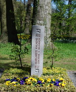 <strong>Aussteller:</strong> Camin, Hamburg
<br/><strong>Grabart:</strong> Urnengrab
<br/><strong>Rahmenbepflanzung:</strongt> Carpinus betulus
<br/><strong>Bodendecker:</strong> Euonymus fortunei "Emerald‘n Gold"
<br/><strong>Wechselbeet Frühling:</strong> Stiefmütterchen, großblumig
<br/><strong>Bewertung:</strong> keine