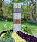 <strong>Aussteller:</strong> H. Rechter GmbH, Hannover
<br/><strong>Grabart:</strong> Urnengrab
<br/><strong>Rahmenbepflanzung:</strong> Chamaecyparis obtusa "Nana Gracilis"
<br/><strong>Bodendecker:</strong> Juniperus squamata "Blue Star", Euonymus fortunei "Emerald’n Gold"
<br/><strong>Wechselbeet Frühling:</strong> Stiefmütterchen, kleinblumig
<br/><strong>Bewertung:</strong> Gold