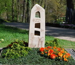 <strong>Aussteller:</strong> Schittenhelm, Moers
<br/><strong>Grabart:</strong> Urnengrab
<br/><strong>Rahmenbepflanzung:</strong> Chamaecyparis obtusa "Nana Gracilis"
<br/><strong>Bodendecker:</strong> Hedera helix "Spetchley"
<br/><strong>Wechselbeet Frühling:</strong> Stiefmütterchen, Ranunkeln, Gräser
<br/><strong>Bewertung:</strong> Gold