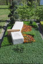 <strong>Aussteller:</strong> Blumen Lülow, Hamburg
<br/><strong>Grabart:</strong> Einstelliges Wahlgrab
<br/><strong>Rahmenbepflanzung:</strong> Ilex crenata "KinMe"
<br/><strong>Bodendecker:</strong> Euonymus japonicus "Microphyllus"und "Microphyllus Aureovariegatus", Euonymus fortunei "Minimus"
<br/><strong>Wechselbeet Frühling:</strong> Stiefmütterchen, großblumig
<br/><strong>Bewertung:</strong> Gold