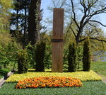 <strong>Aussteller:</strong> Kirch, Hamburg
<br/><strong>Grabart:</strong> Zweistelliges Wahlgrab
<br/><strong>Rahmenbepflanzung:</strong> Taxus baccata "Fastigiata Aureomarginata"
<br/><strong>Bodendecker:</strong> Euonymus fortunei "Emerald’n Gold" und "Minimus"
<br/><strong>Wechselbeet Frühling:</strong> Stiefmütterchen, großblumig
<br/><strong>Bewertung:</strong> Silber