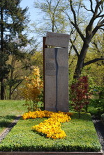 <strong>Aussteller:</strong>Welzel, Straupitz Spreewald
<br/><strong>Grabart:</strong> Einstelliges Wahlgrab
<br/><strong>Rahmenbepflanzung:</strong> Acer palmatum "Shaina" und "Orange Dream"
<br/><strong>Bodendecker:</strong> Buxus sempervirens "Blauer Heinz"
<br/><strong>Wechselbeet Frühling:</strong> Stiefmütterchen, großblumig
<br/><strong>Bewertung:</strong> Silber