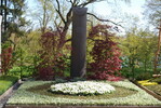 <strong>Aussteller:</strong> Blumenhaus Lintow, Potsdam
<br/><strong>Grabart:</strong> Zweistelliges Wahlgrab
<br/><strong>Rahmenbepflanzung:</strong>Acer palmatum "Garnet"
<br/><strong>Bodendecker:</strong> Cotoneaster dammeri "Frieder’s Evergreen", Euonymus fortunei "Emerald Gaiety"
<br/><strong>Wechselbeet Frühling:</strong> Stiefmütterchen, kleinblumig
<br/><strong>Bewertung:</strong> Silber