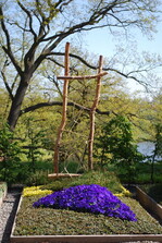 <strong>Aussteller:</strong> Klaus Boese KG, Magdeburg
<br/><strong>Grabart:</strong> Einstelliges Wahlgrab
<br/><strong>Rahmenbepflanzung:</strong> Pinus mugo ssp. Mugo
<br/><strong>Bodendecker:</strong> Erica carnea "Kramers Rote", Cotoneaster dammeri "Frieder’s Evergreen", Euonymus fortunei "Emerald’n Gold"
<br/><strong>Wechselbeet Frühling:</strong> Stiefmütterchen, kleinblumig
<br/><strong>Bewertung:</strong> Gold