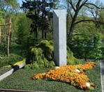 <strong>Aussteller:</strong> Freuken, Duisburg
<br/><strong>Grabart:</strong> Zweistelliges Wahlgrab
<br/><strong>Rahmenbepflanzung:</strong> Chamaecyparis pisifera
<br/><strong>Bodendecker:</strong> Cotoneaster dammeri "Frieder’s Evergreen"
<br/><strong>Wechselbeet Frühling:</strong> Stiefmütterchen, kleinblumig, Sedum
<br/><strong>Bewertung:</strong> Gold