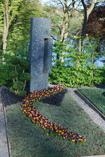 <strong>Aussteller:</strong> Neumann, Wittenberge
<br/><strong>Grabart:</strong> Einstelliges Wahlgrab
<br/><strong>Rahmenbepflanzung:</strong> Buxus sempervirens "Blauer Heinz"
<br/><strong>Bodendecker:</strong> Thymus pseudolanuginosus, Ophipogon planiscapus "Nigrescens"
<br/><strong>Wechselbeet Frühling:</strong> Stiefmütterchen, kleinblumig
<br/><strong>Bewertung:</strong> Bronze