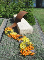 <strong>Aussteller:</strong> Rehner, Bad Kreuznach
<br/><strong>Grabart:</strong> Einstelliges Wahlgrab
<br/><strong>Rahmenbepflanzung:</strong> Chamaecyparis obtusa "Nana Gracilis"
<br/><strong>Bodendecker:</strong> Antennaria carpatica 
<br/><strong>Wechselbeet Frühling:</strong> Stiefmütterchen, kleinblumig
<br/><strong>Bewertung:</strong> Gold