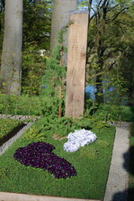 <strong>Aussteller:</strong> Blumen Flum, Karlsruhe
<br/><strong>Grabart:</strong> Einstelliges Wahlgrab
<br/><strong>Rahmenbepflanzung:</strong> Larix kaempferi "Diana", Larix kaempferi "Little Begle", Podocarpus nivalis
<br/><strong>Bodendecker:</strong> Euonymus fortunei "Minimus", Hedera helix
<br/><strong>Wechselbeet Frühling:</strong> Stiefmütterchen, kleinblumig
<br/><strong>Bewertung:</strong> Gold, Ehrenpreis der Nordwestdeutschen Treuhandstelle GmbH für „hervorragende vegetative und harmonische Gestaltung in Einklang mit dem Grabmal“