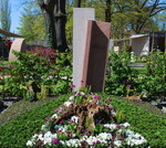 <strong>Aussteller:</strong> Arbeitsgemeinschaft Pöpperling, Seelze-Letter und Steigert, Wunstorf
<br/><strong>Grabart:</strong> Zweistelliges Wahlgrab
<br/><strong>Rahmenbepflanzung:</strong> Chamaecyparis obtusa "Nana Gracilis"
<br/><strong>Bodendecker:</strong> Cotoneaster dammeri "Frieder’s Evergreen"
<br/><strong>Wechselbeet Frühling:</strong> Stiefmütterchen, kleinblumig, Bergenien, Heuchera
<br/><strong>Bewertung:</strong> Gold