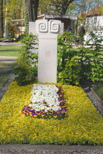 <strong>Aussteller</strong> norda fleur, Magdeburg
</br><strong>Grabart:</strong> Einstelliges Wahlgrab
</br><strong>Rahmenbepflanzung:</strong> Chamaecyparis obtusa "Aurea"
</br><strong>Bodendecker:</strong> Euonymus fortunei "Emerald’n Gold"
</br><strong>Wechselbeet Frühling:</strong> Stiefmütterchen, kleinblumig
</br><strong>Bewertung:</strong> Silber